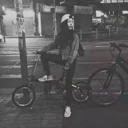 求黑色系头像真人女生
