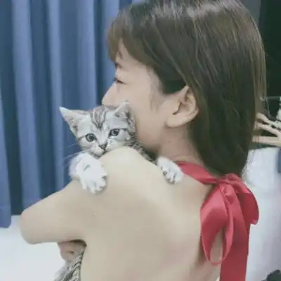 女生吸猫头像可爱呆萌好看的女生和猫咪合照头像
