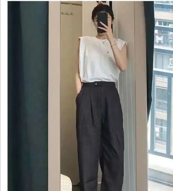 女生西装裤配什么上衣比较好
