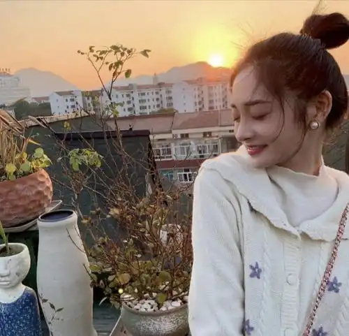 你的时尚穿搭博主周洁琼上线日常穿搭是青春元气的美少女

