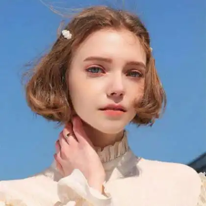 2020欧美女生头像,看上去很酷很冷静的样子
