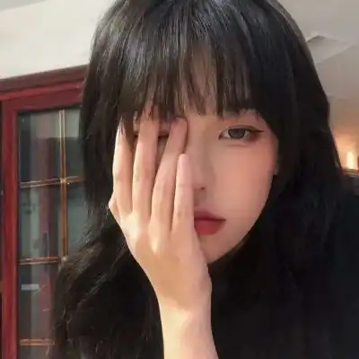 女头成熟时尚高冷可爱
