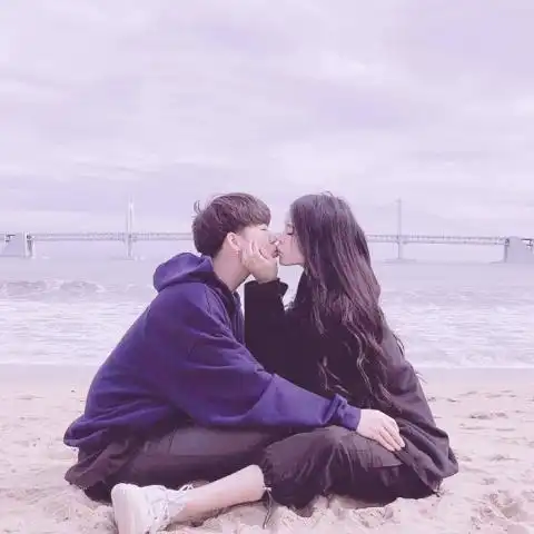 情侣头像接吻男女合照接吻拥抱两人头像
