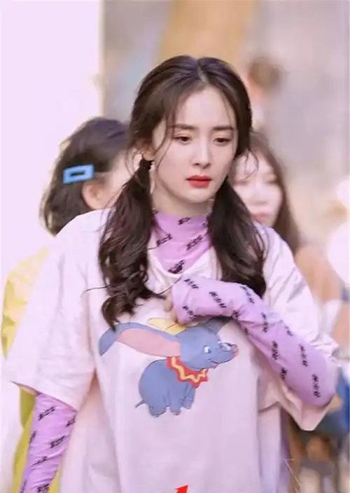 粉色系的杨幂

