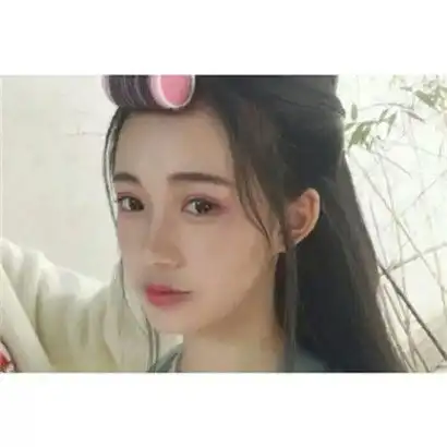 上下白边女头像小清新,带你去喜欢的那片天空
