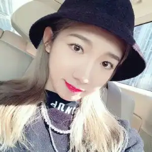 孟美岐求求你别发自拍了好吗过度美颜修图真不如粉丝原图好看
