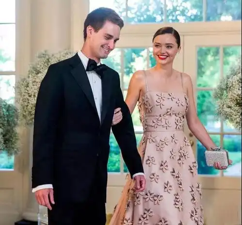 没有禁欲系高级脸,也能成维密超模,30岁离婚带娃嫁亿万美元富翁
