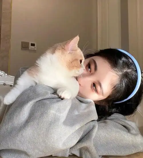 鞠婧祎坐在太阳下眨眼睛,看到她的婴儿睫毛,全网女生羡慕了
