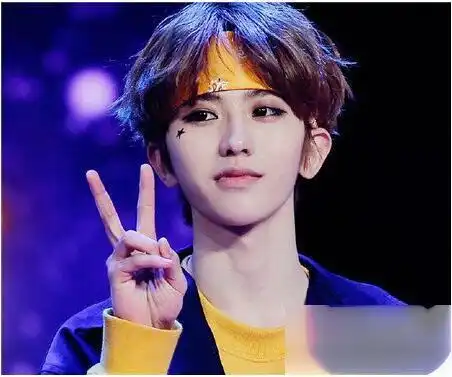 15款韩系男生发型设计,时髦抢眼的韩式男发推荐
