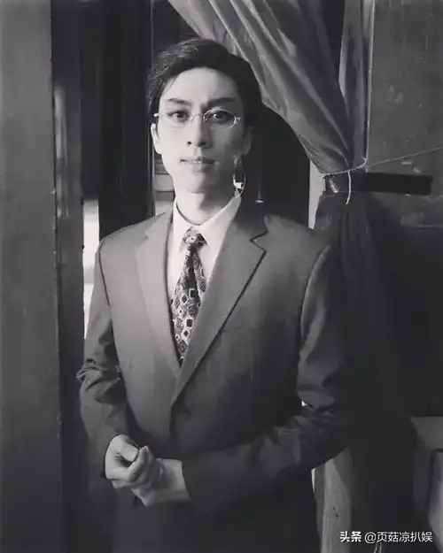 28岁男星跳楼自尽,亲姐痛哭却表示理解,乔任梁抑郁症事件重演
