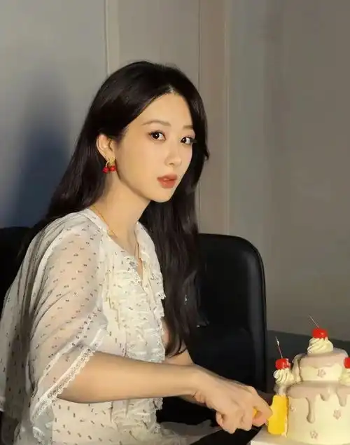 杨紫的粉色四月暴击这姐的甜妹经济学也太会玩了吧
