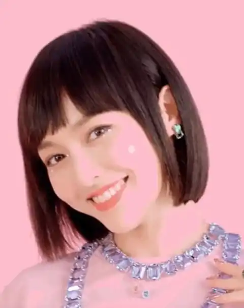 37岁唐嫣短发造型曝光粉色系服饰尽显少女心
