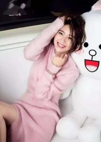 唐艺昕穿裙子甜美清新,当穿上裤装会是一种怎样的效果呢
