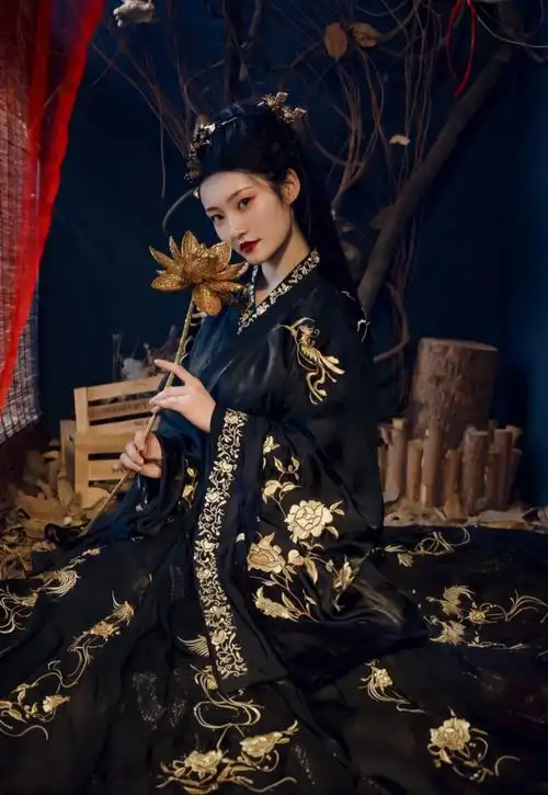 黑色系重工刺绣汉服,既华贵又优雅,女生也能非常霸气
