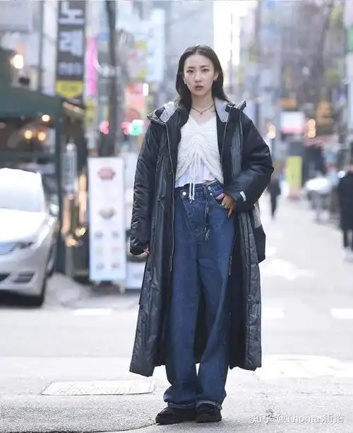 曾经风靡亚洲的韩流,如今一组街头黑色系穿搭,感叹时尚实力依存
