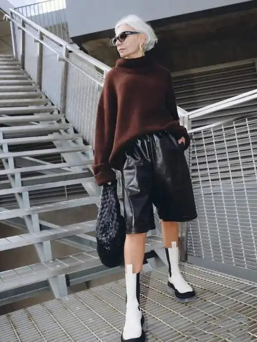 这位小个子奶奶辈穿搭太圈粉,时髦个性又摩登,街头酷到没朋友
