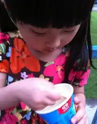 可爱小女孩图片空间可爱素材
