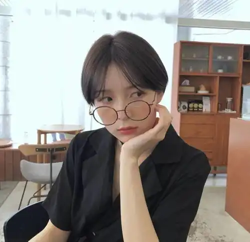 发型戴眼镜女生的短发
