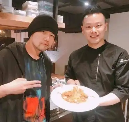 上得了厅堂下得了厨房,周董亲自下厨做麻辣炖饭,自称只有想不到没有做不到
