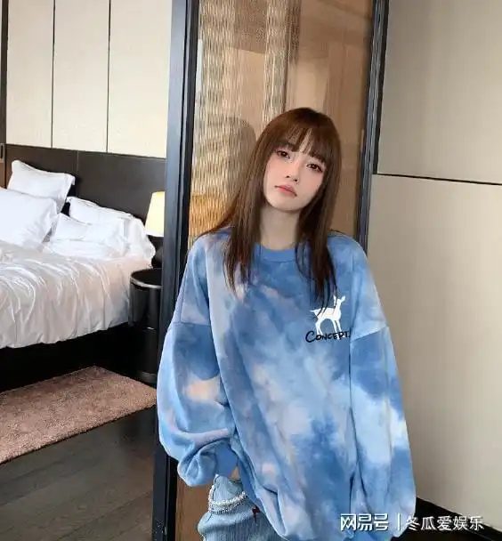 李小璐送1599玫瑰给闺蜜,黑袜短裙现身派对,离婚后真自由
