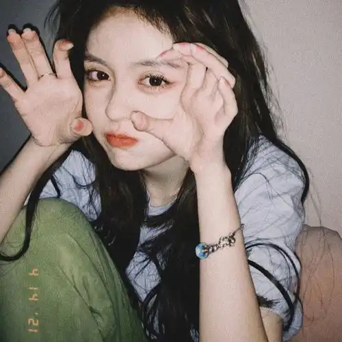 有哪些当搞笑女必备的自拍文案
