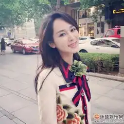 杨紫清纯出街笑容甜长发披肩变成熟图

