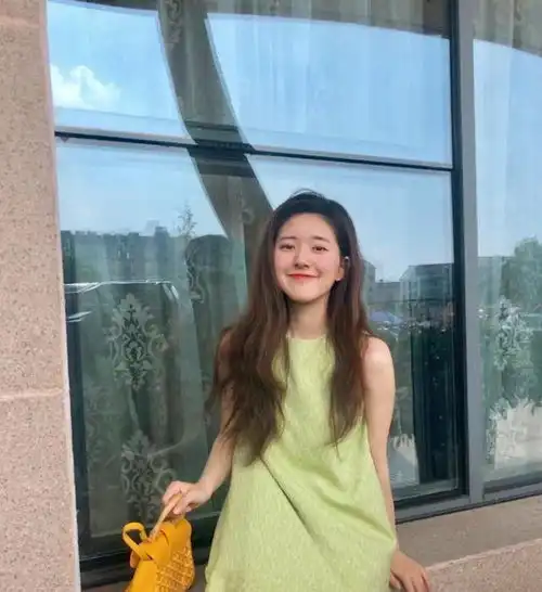 清纯偶像赵露思的时尚穿搭,少女感满满
