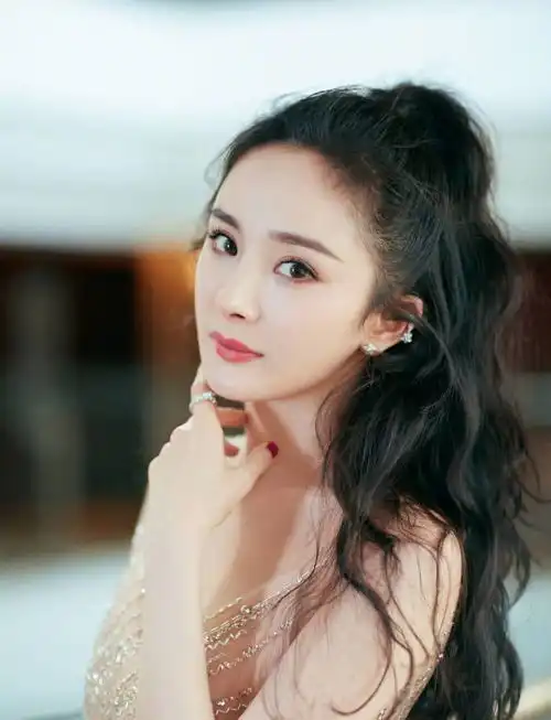 33岁杨幂好少女,一袭粉色不规则羽毛裙唯美浪漫,仙女范儿十足
