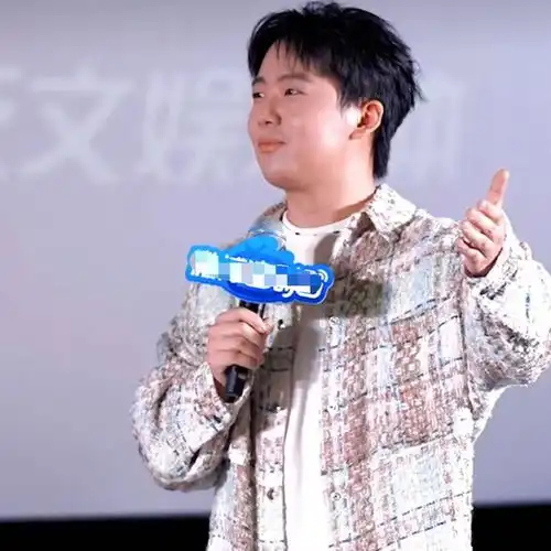 男演员的身材管理有多重要看郭麒麟和张若昀的同框照就知道了
