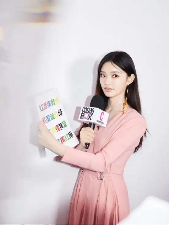 林允真是甜系女孩,一袭粉色连衣裙好撩人,青夏又活力

