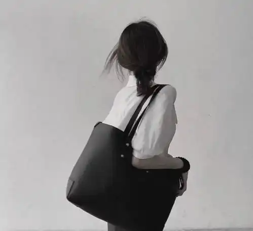 一眼心动的温柔句子太阳从东边落到西边,我爱你却始终没有结束

