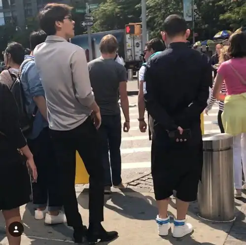李易峰身材不是公认的好吗细腰腿长宽肩窄胯倒三角...
