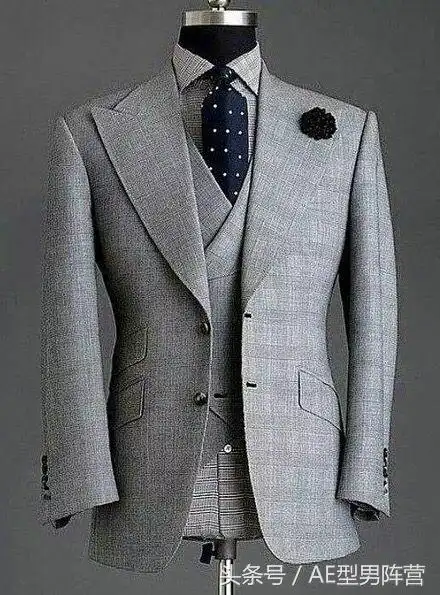别再穿纯黑的工作服了,婚礼上男生应该选什么样的西装
