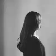 有那种女生头像黑白系不带字的吗
