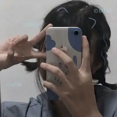 手拿手机拍照挡脸女生头像,可爱女生手遮脸
