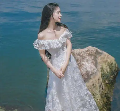 小姐姐穿刺绣连衣裙,凸显傲人曲线身材,仙气飘飘魅力十足
