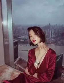 她有一张禁欲脸,气质很王菲,却活得比王菲精彩多了
