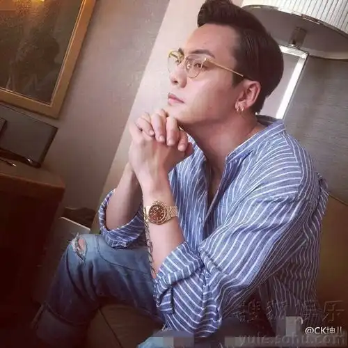 太爱这个feel陈伟霆戴眼镜变禁欲系男主
