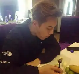 有种腿比胳膊还细,陈伟霆你是不是该出一个减腿教程给我们

