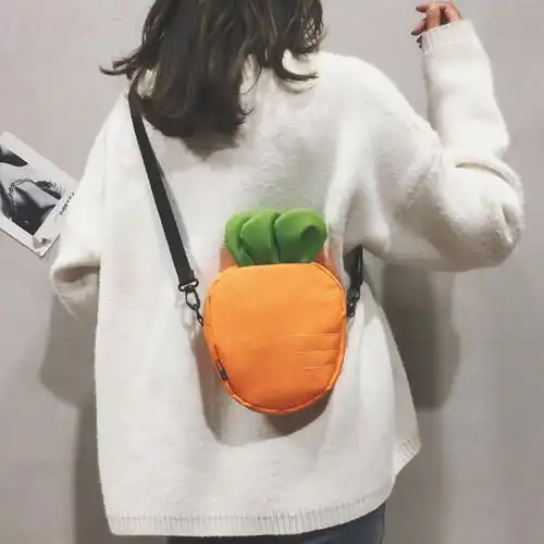 大s草莓包vs泫雅麻麻的编织包,可爱时髦,少女心都溢出屏幕啦
