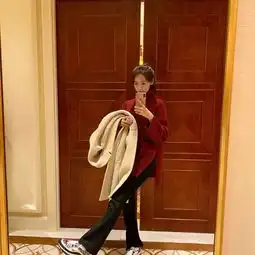 组图少女时代林允儿穿羽绒服无损颜值回眸清纯眼神杀
