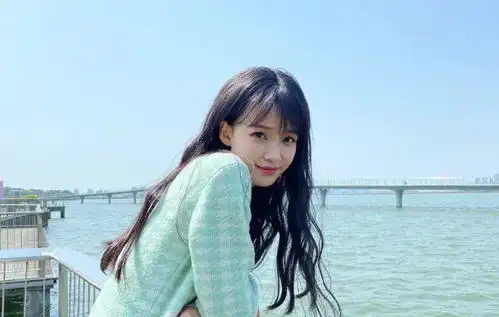 孙怡这哪像是当妈的人了穿件系脖黄色抹胸裙,笑起来看着就18岁
