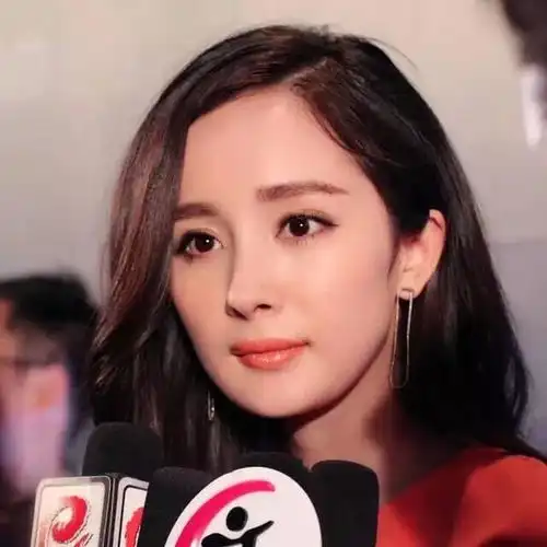 杨幂为什么看着有点不友善
