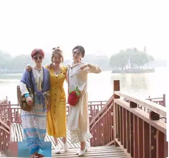 小s也太会穿了吧,一身黄裙凸显大长腿,却输给姐姐草莓包
