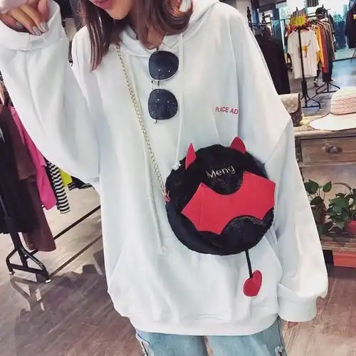 大s草莓包vs泫雅麻麻的编织包,可爱时髦,少女心都溢出屏幕啦
