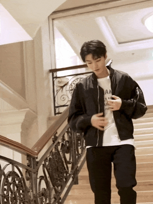 迪奥2021秋季男装系列发布会,在逃王子王俊凯昨晚杀疯了
