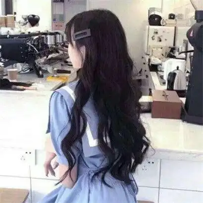满头长发增加了美感,大气qq背影头像女生
