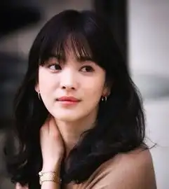 圆脸适合的卷发发型妩媚动人的时尚卷发特有女人味
