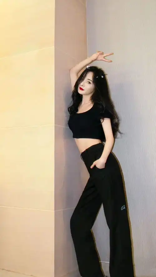 杨幂终于抛弃少女人设了黑色系私服太酷帅了,简直slay全场
