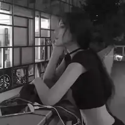黑色系女生头像
